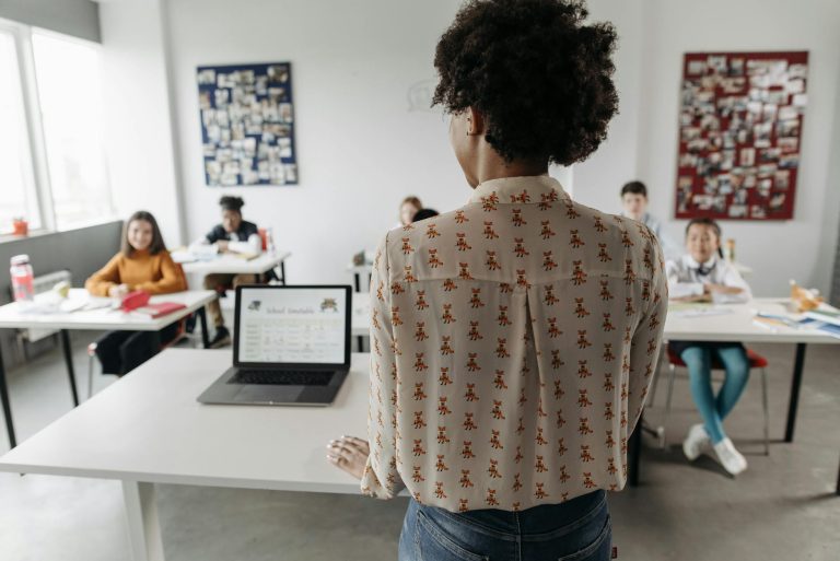 Tecnologia e IDEB: Melhore a Educação do Seu Município